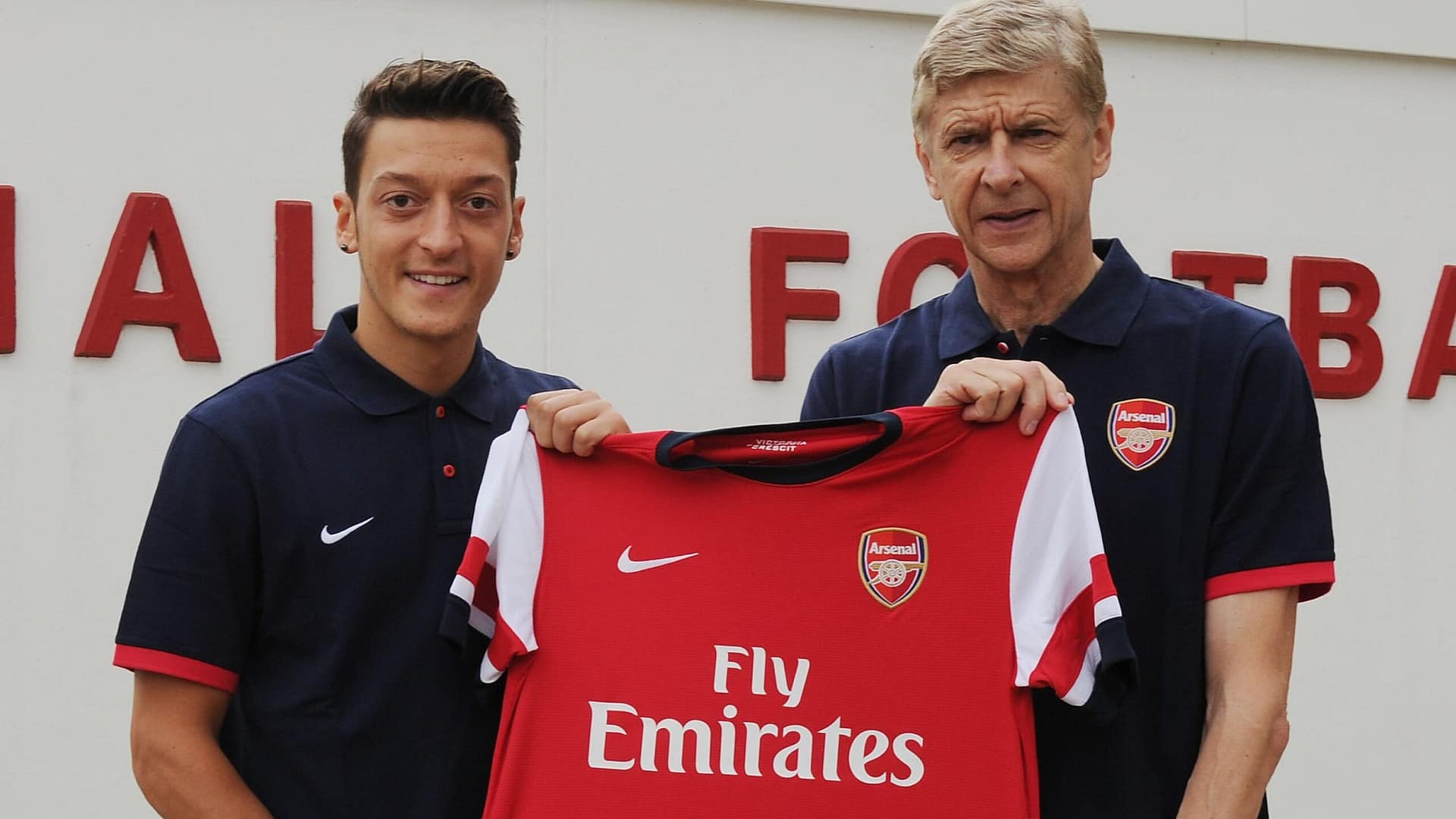 Özil signs for Arsenal